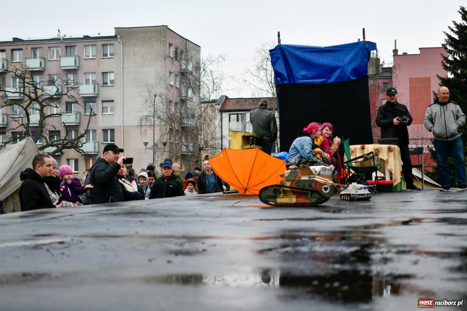 Zdjęcie w galerii na portalu naszraciborz.pl: Racibórz wspominał żołnierzy niezłomnych. Inscenizacja potyczki na pl. Długosza wiadomości z regionu