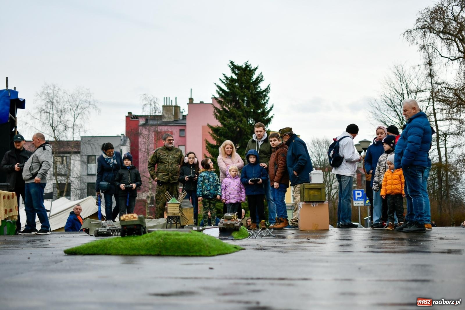 Zdjęcie w galerii na portalu naszraciborz.pl: Racibórz wspominał żołnierzy niezłomnych. Inscenizacja potyczki na pl. Długosza wiadomości z regionu