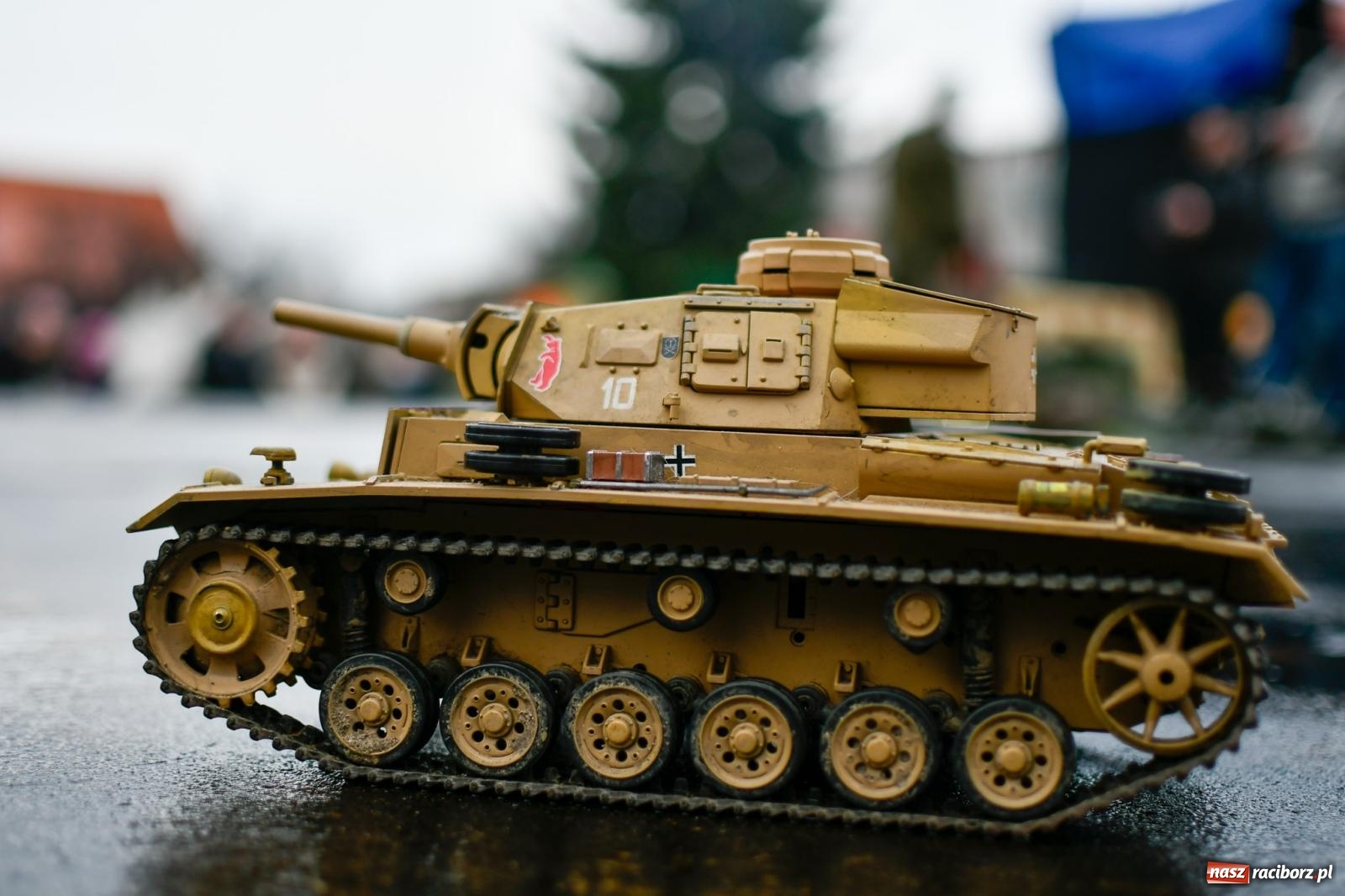 Zdjęcie w galerii na portalu naszraciborz.pl: Racibórz wspominał żołnierzy niezłomnych. Inscenizacja potyczki na pl. Długosza wiadomości z regionu