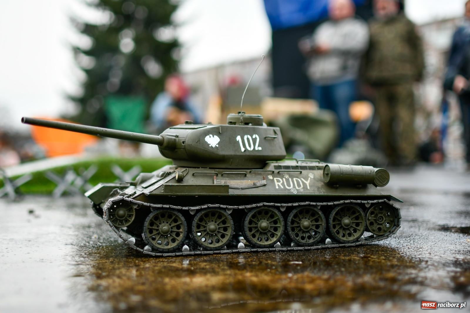 Zdjęcie w galerii na portalu naszraciborz.pl: Racibórz wspominał żołnierzy niezłomnych. Inscenizacja potyczki na pl. Długosza wiadomości z regionu