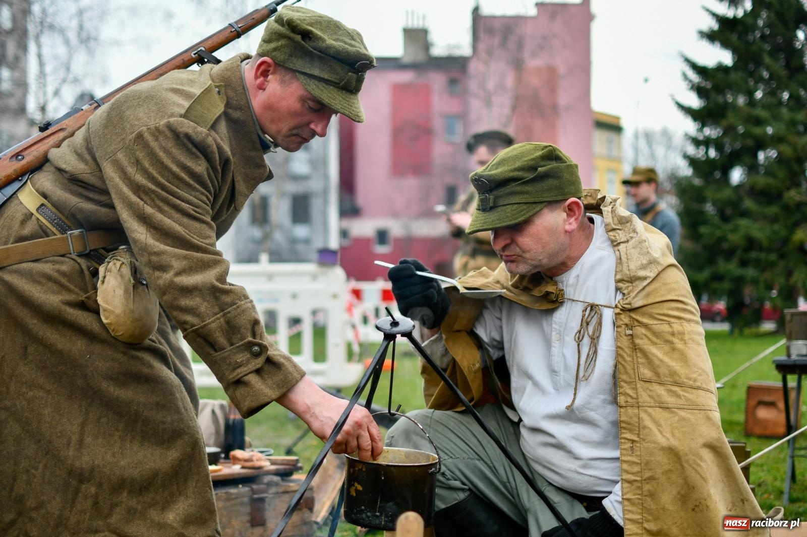 Zdjęcie w galerii na portalu naszraciborz.pl: Racibórz wspominał żołnierzy niezłomnych. Inscenizacja potyczki na pl. Długosza wiadomości z regionu
