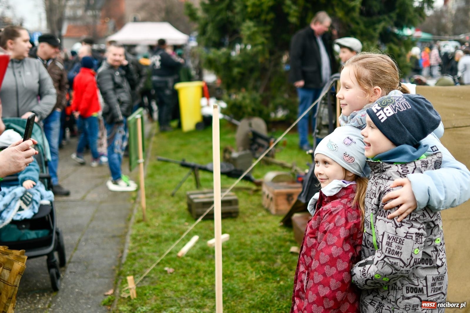 Zdjęcie w galerii na portalu naszraciborz.pl: Racibórz wspominał żołnierzy niezłomnych. Inscenizacja potyczki na pl. Długosza wiadomości z regionu