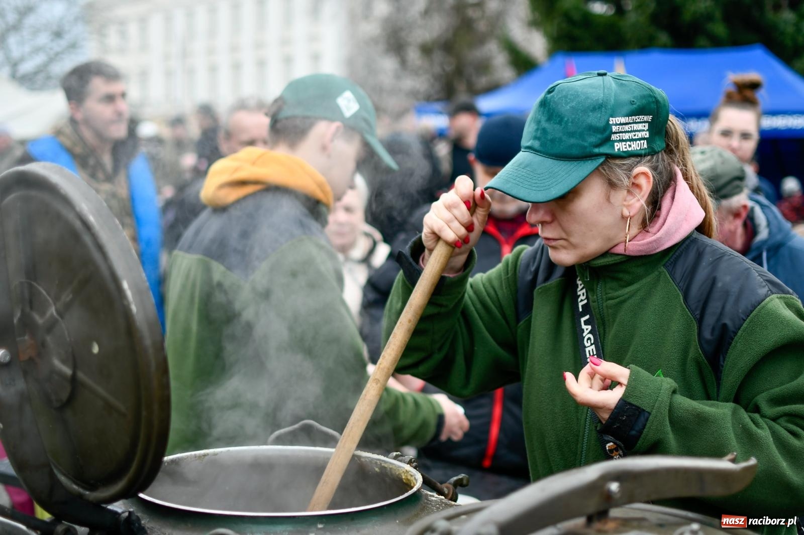 Zdjęcie w galerii na portalu naszraciborz.pl: Racibórz wspominał żołnierzy niezłomnych. Inscenizacja potyczki na pl. Długosza wiadomości z regionu