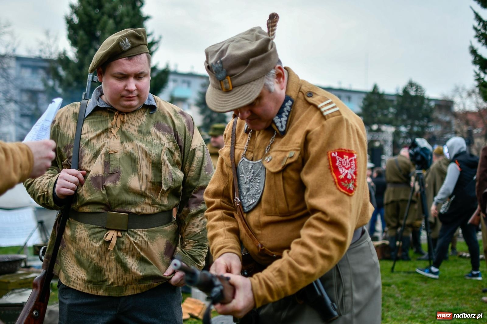 Zdjęcie w galerii na portalu naszraciborz.pl: Racibórz wspominał żołnierzy niezłomnych. Inscenizacja potyczki na pl. Długosza wiadomości z regionu