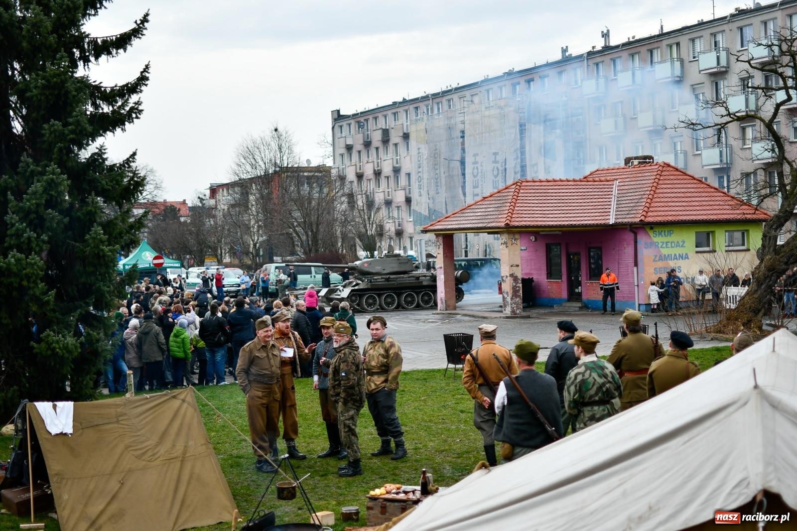 Zdjęcie w galerii na portalu naszraciborz.pl: Racibórz wspominał żołnierzy niezłomnych. Inscenizacja potyczki na pl. Długosza wiadomości z regionu