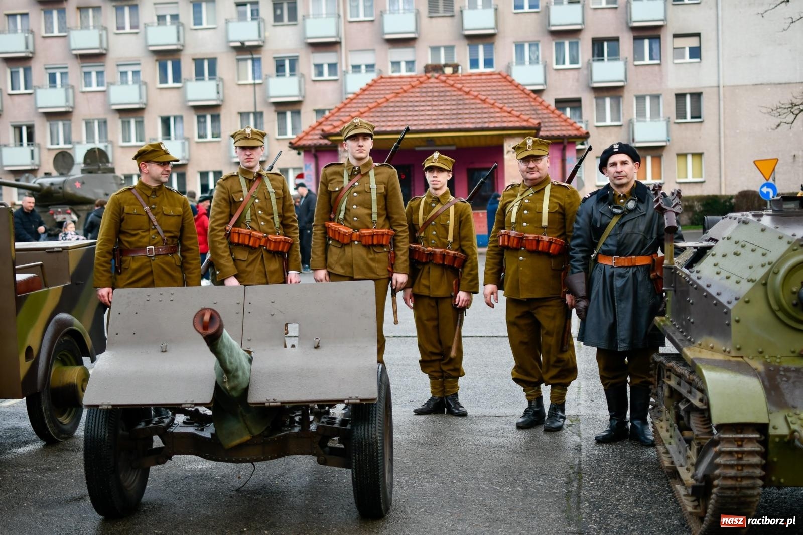 Zdjęcie w galerii na portalu naszraciborz.pl: Racibórz wspominał żołnierzy niezłomnych. Inscenizacja potyczki na pl. Długosza wiadomości z regionu