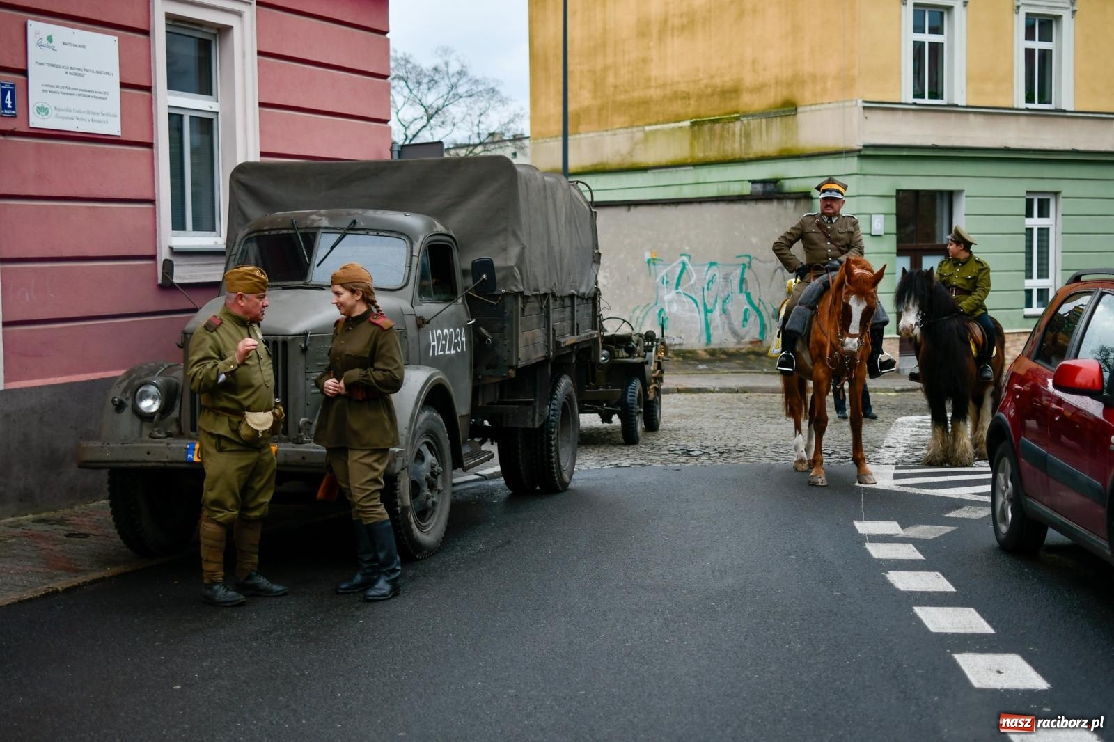 Zdjęcie w galerii na portalu naszraciborz.pl: Racibórz wspominał żołnierzy niezłomnych. Inscenizacja potyczki na pl. Długosza wiadomości z regionu