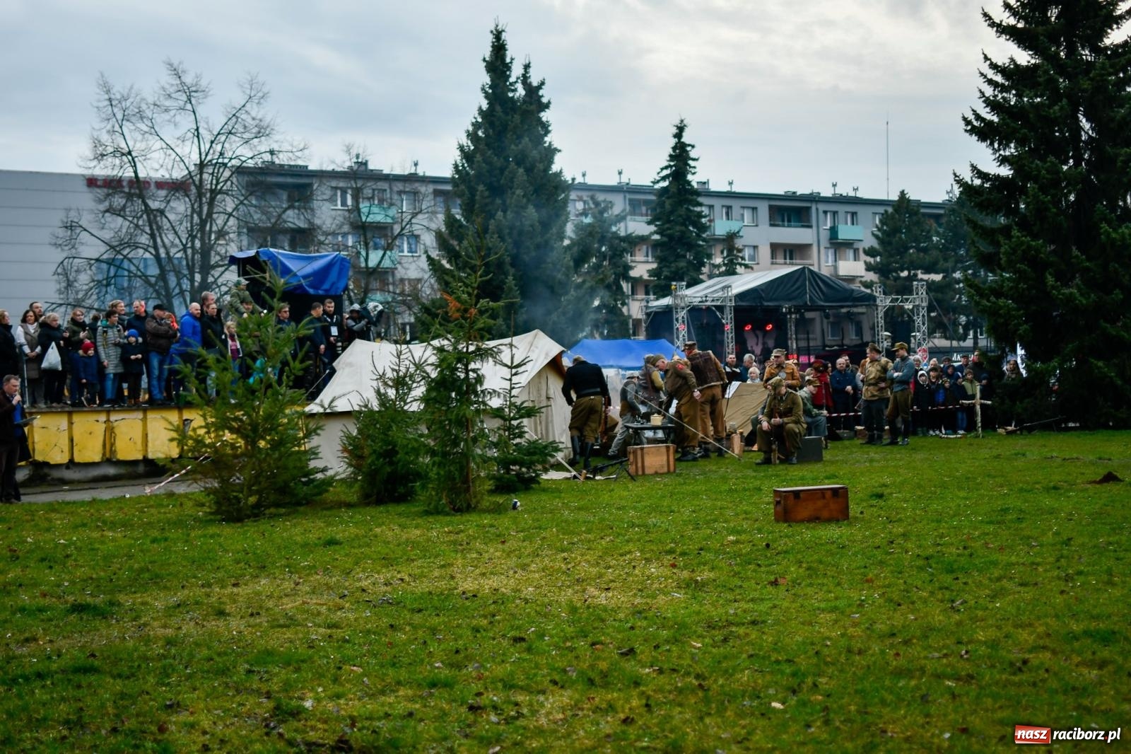 Zdjęcie w galerii na portalu naszraciborz.pl: Racibórz wspominał żołnierzy niezłomnych. Inscenizacja potyczki na pl. Długosza wiadomości z regionu