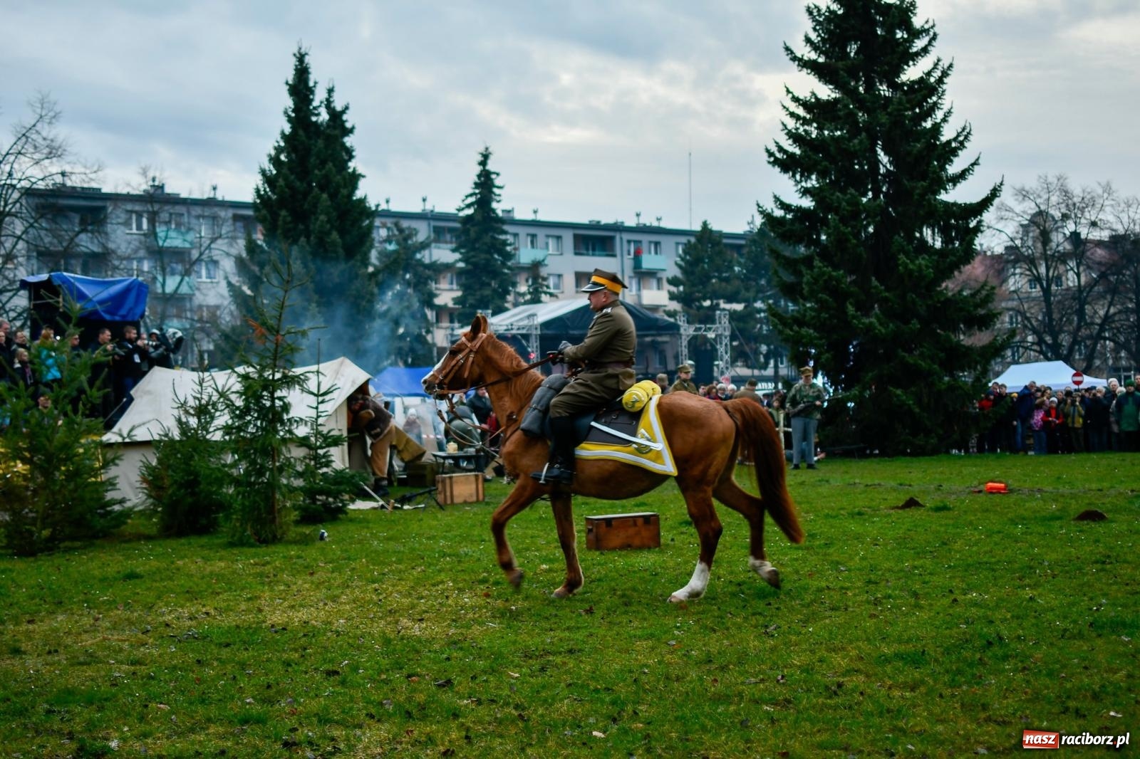 Zdjęcie w galerii na portalu naszraciborz.pl: Racibórz wspominał żołnierzy niezłomnych. Inscenizacja potyczki na pl. Długosza wiadomości z regionu