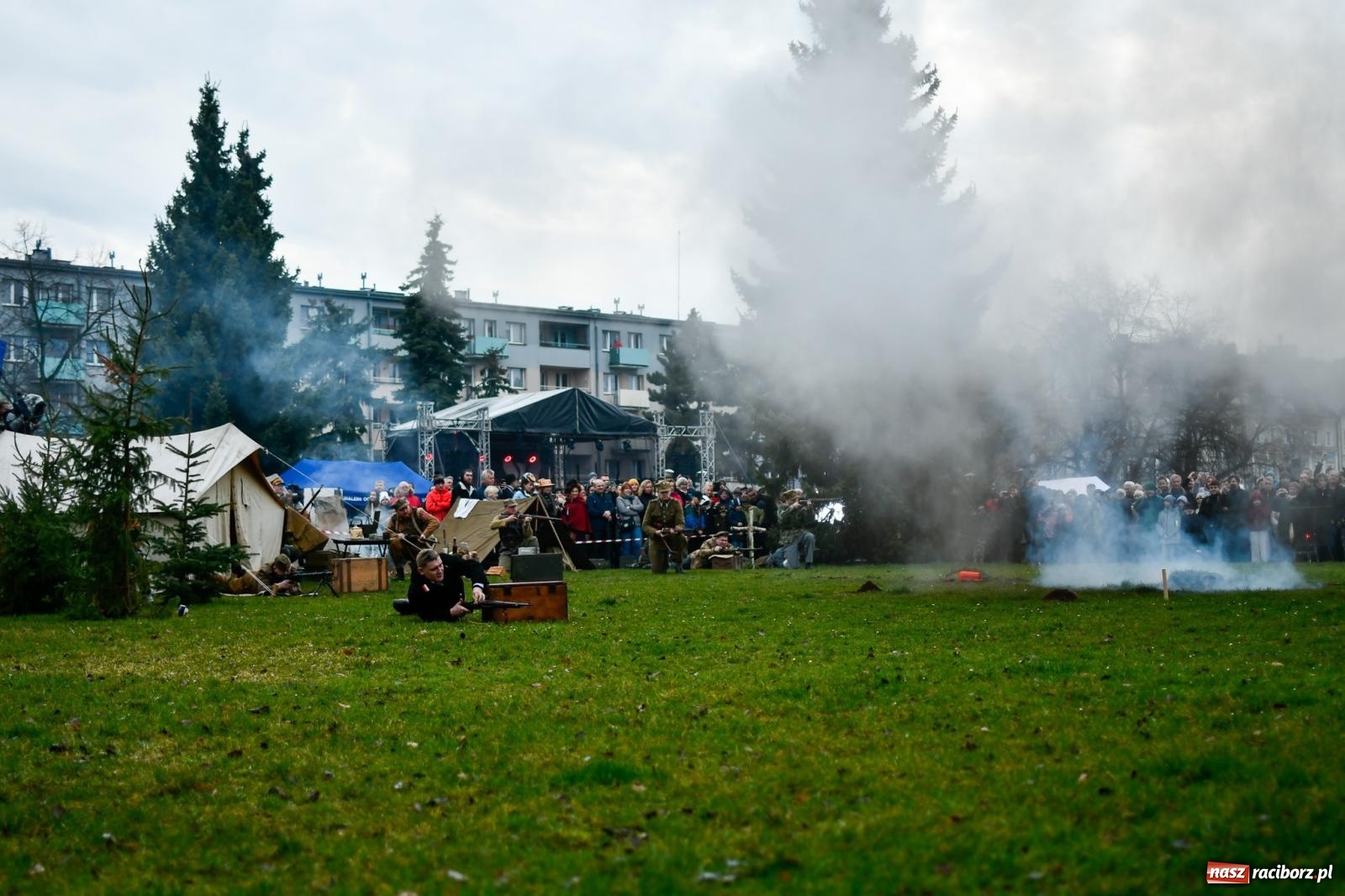 Zdjęcie w galerii na portalu naszraciborz.pl: Racibórz wspominał żołnierzy niezłomnych. Inscenizacja potyczki na pl. Długosza wiadomości z regionu