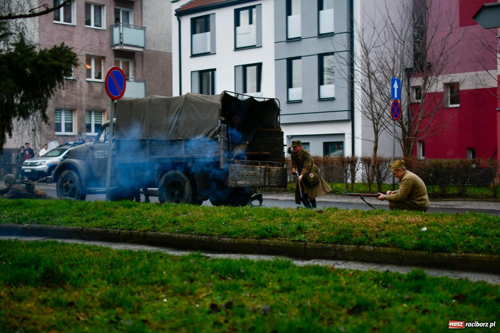 Zdjęcie w galerii na portalu naszraciborz.pl: Racibórz wspominał żołnierzy niezłomnych. Inscenizacja potyczki na pl. Długosza wiadomości z regionu