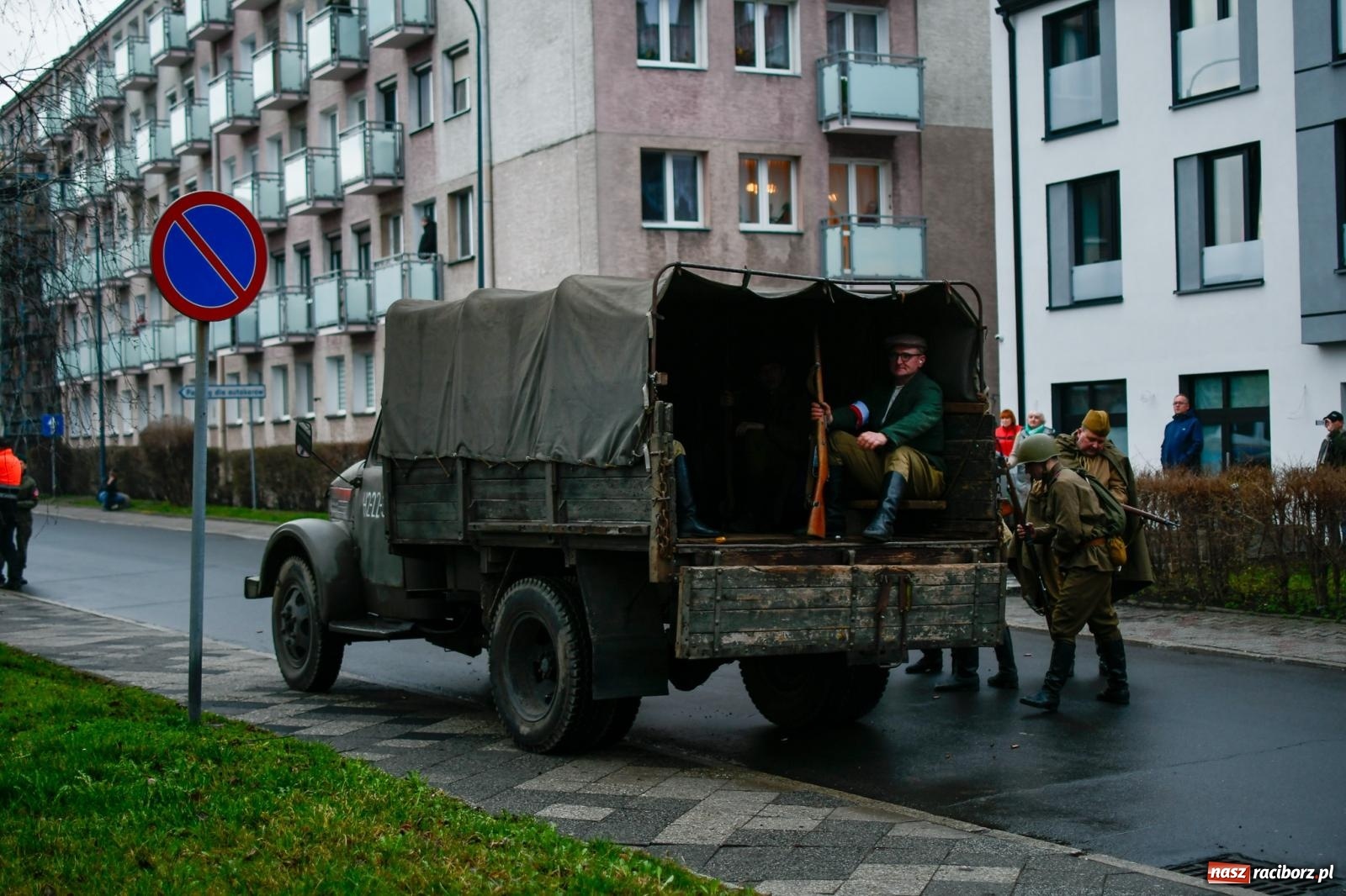 Zdjęcie w galerii na portalu naszraciborz.pl: Racibórz wspominał żołnierzy niezłomnych. Inscenizacja potyczki na pl. Długosza wiadomości z regionu