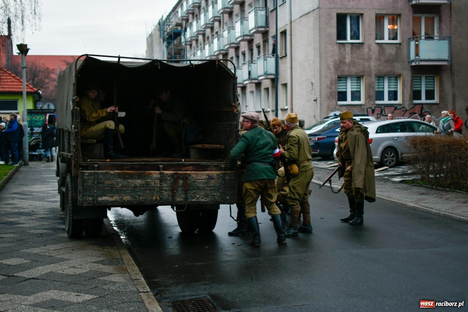 Zdjęcie w galerii na portalu naszraciborz.pl: Racibórz wspominał żołnierzy niezłomnych. Inscenizacja potyczki na pl. Długosza wiadomości z regionu