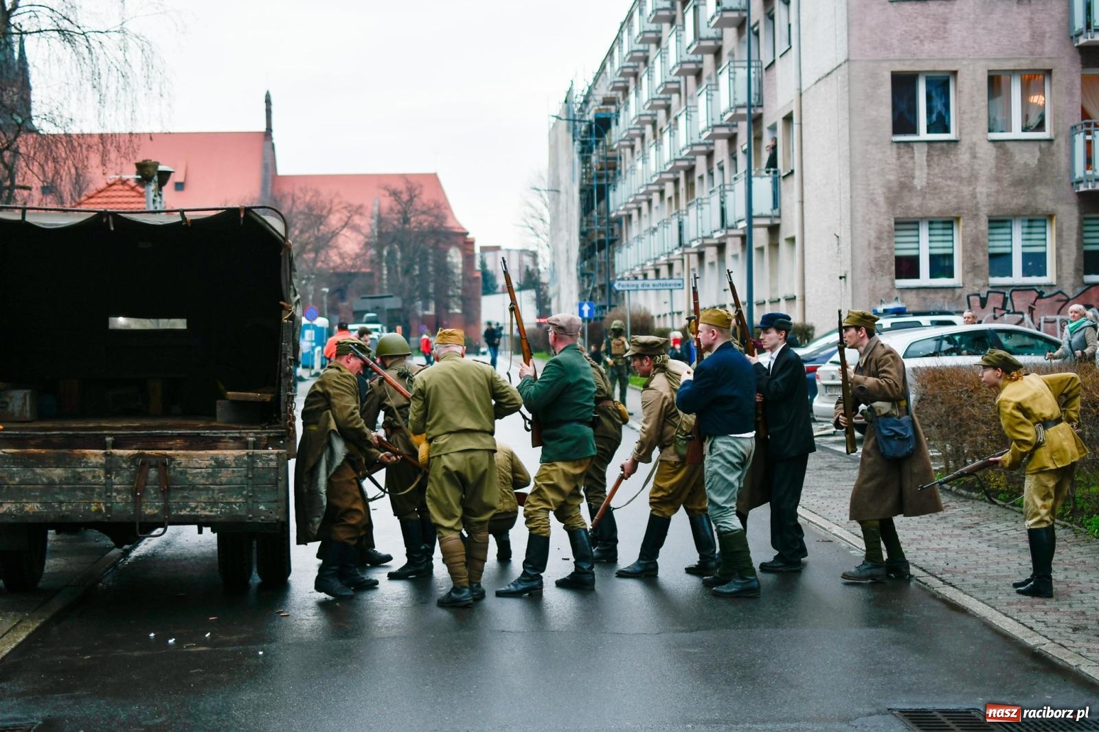 Zdjęcie w galerii na portalu naszraciborz.pl: Racibórz wspominał żołnierzy niezłomnych. Inscenizacja potyczki na pl. Długosza wiadomości z regionu