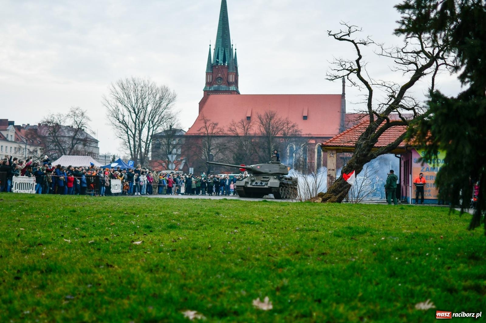Zdjęcie w galerii na portalu naszraciborz.pl: Racibórz wspominał żołnierzy niezłomnych. Inscenizacja potyczki na pl. Długosza wiadomości z regionu
