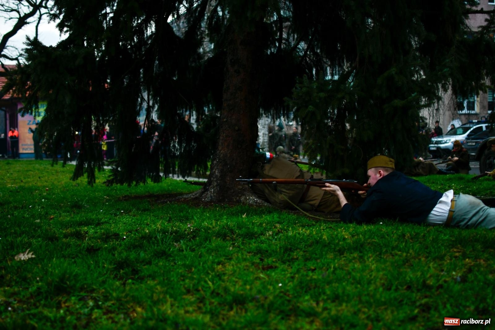 Zdjęcie w galerii na portalu naszraciborz.pl: Racibórz wspominał żołnierzy niezłomnych. Inscenizacja potyczki na pl. Długosza wiadomości z regionu