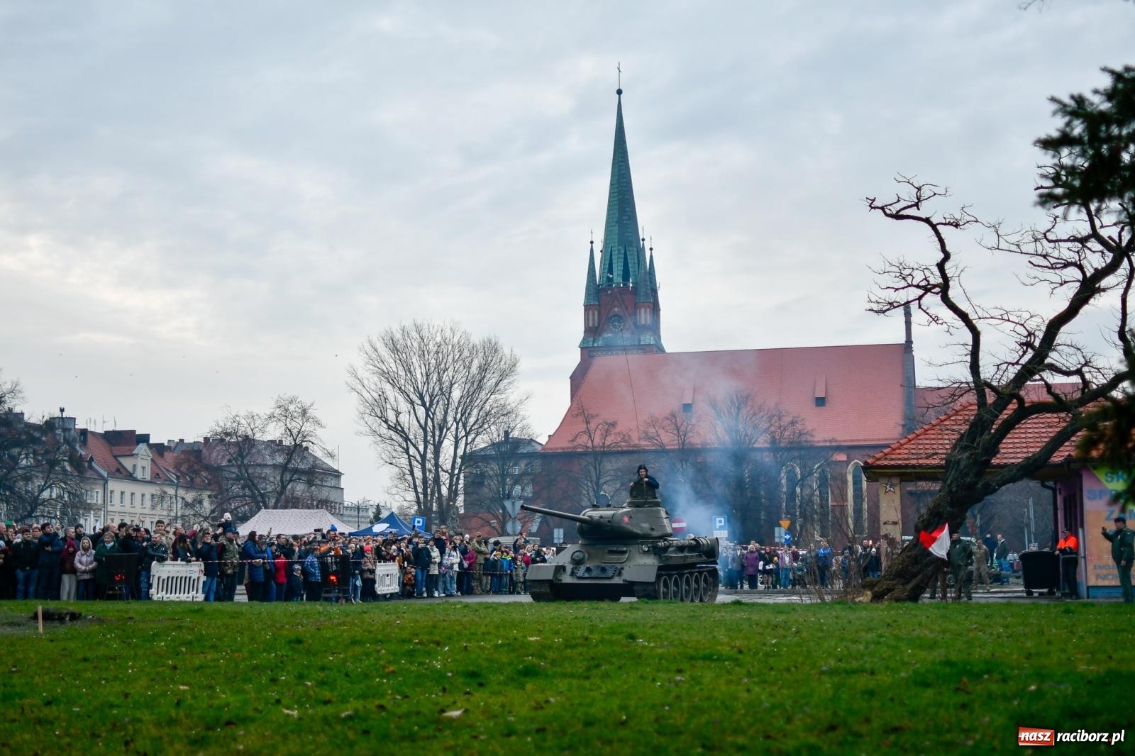 Zdjęcie w galerii na portalu naszraciborz.pl: Racibórz wspominał żołnierzy niezłomnych. Inscenizacja potyczki na pl. Długosza wiadomości z regionu