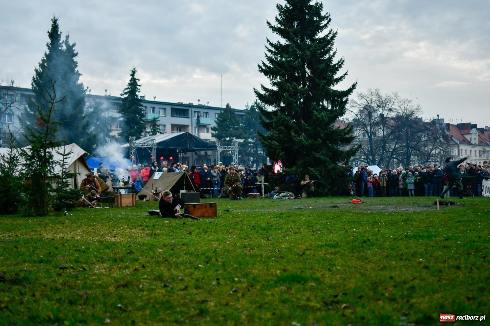 Zdjęcie w galerii na portalu naszraciborz.pl: Racibórz wspominał żołnierzy niezłomnych. Inscenizacja potyczki na pl. Długosza wiadomości z regionu
