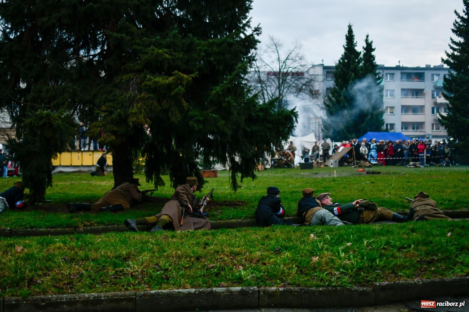 Zdjęcie w galerii na portalu naszraciborz.pl: Racibórz wspominał żołnierzy niezłomnych. Inscenizacja potyczki na pl. Długosza wiadomości z regionu