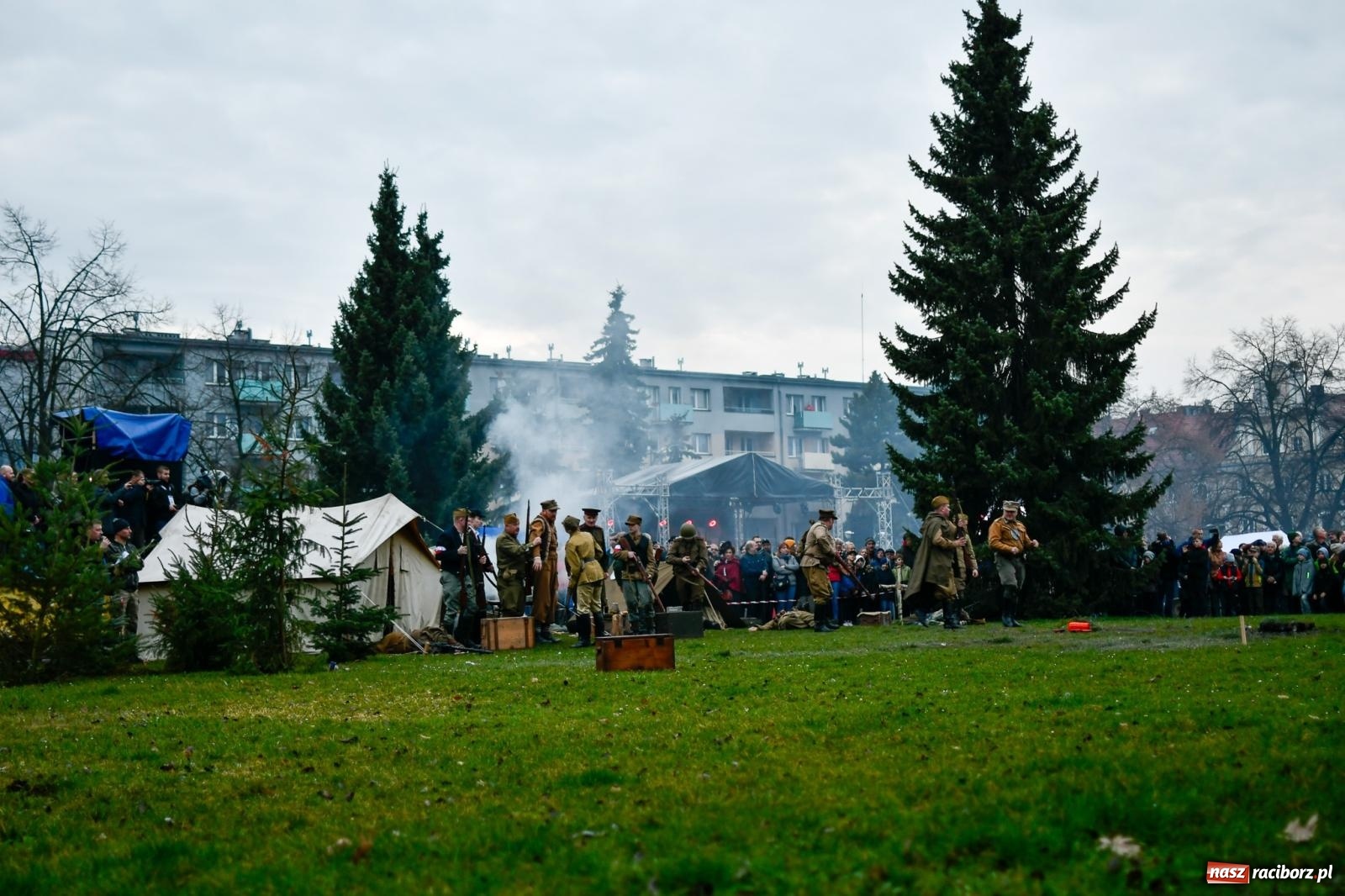 Zdjęcie w galerii na portalu naszraciborz.pl: Racibórz wspominał żołnierzy niezłomnych. Inscenizacja potyczki na pl. Długosza wiadomości z regionu