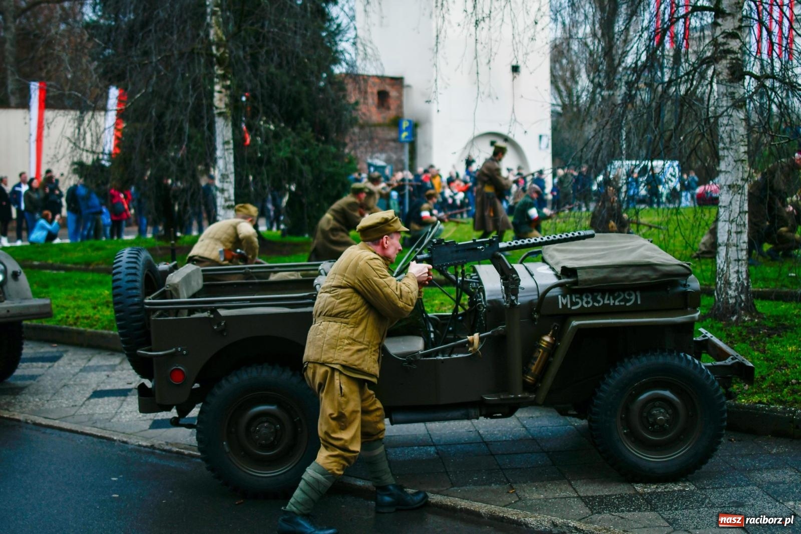 Zdjęcie w galerii na portalu naszraciborz.pl: Racibórz wspominał żołnierzy niezłomnych. Inscenizacja potyczki na pl. Długosza wiadomości z regionu