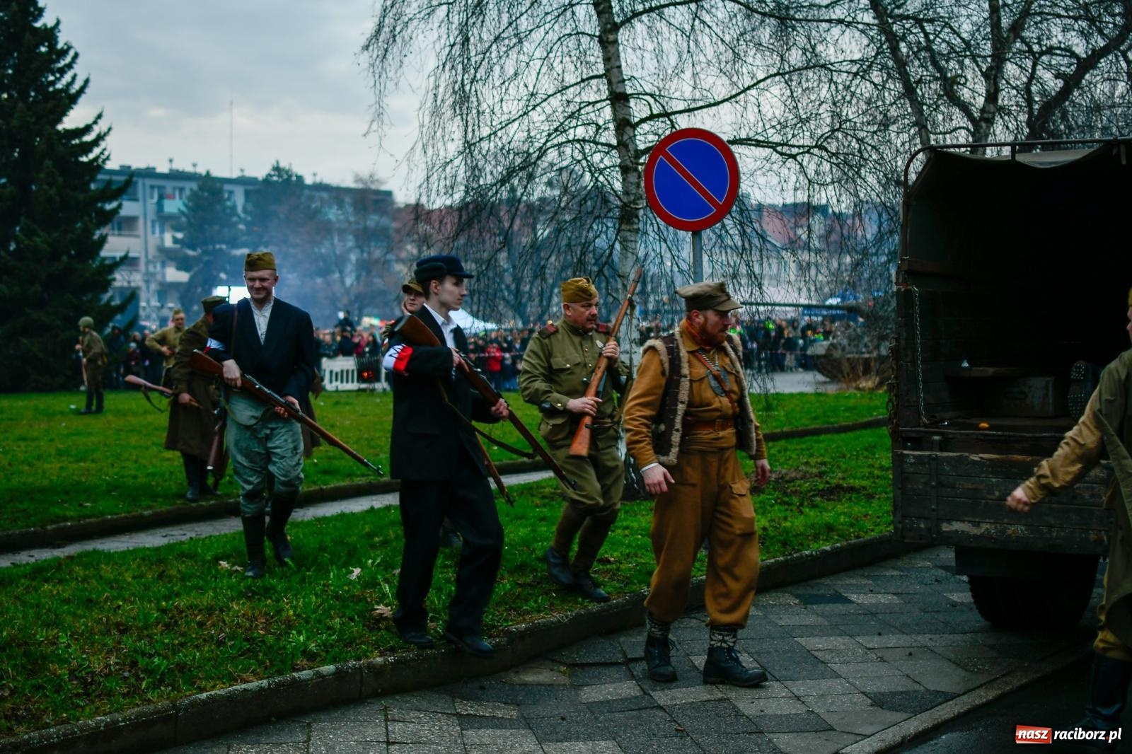 Zdjęcie w galerii na portalu naszraciborz.pl: Racibórz wspominał żołnierzy niezłomnych. Inscenizacja potyczki na pl. Długosza wiadomości z regionu