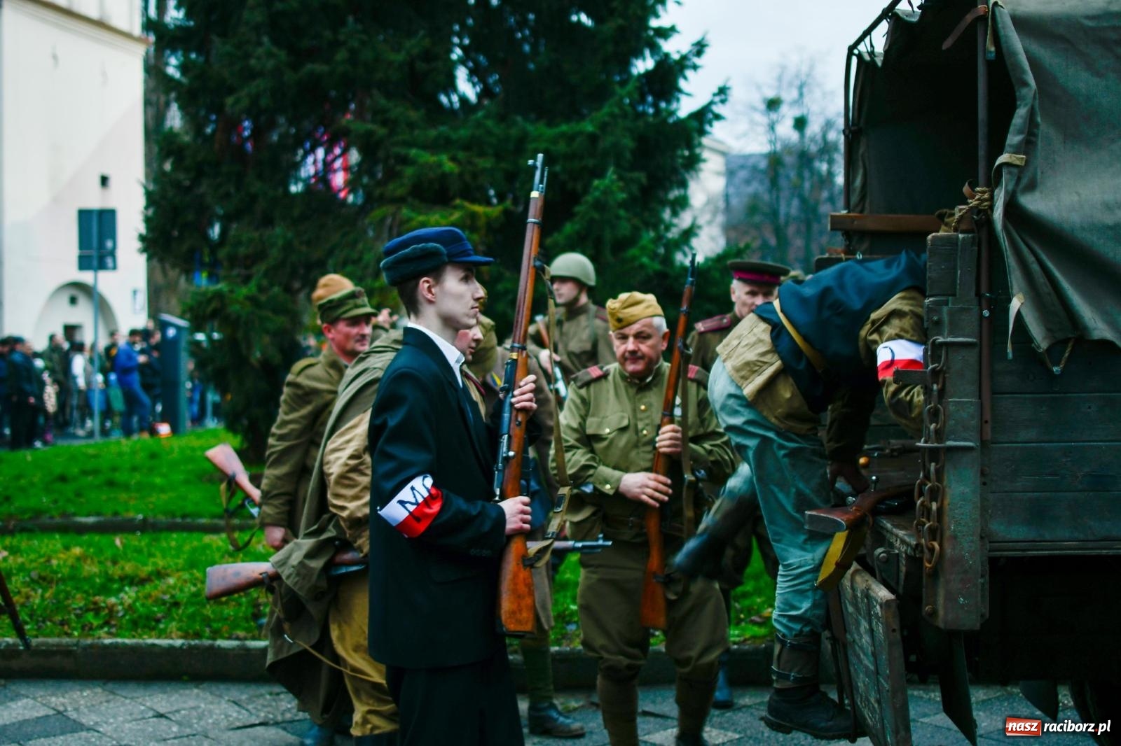 Zdjęcie w galerii na portalu naszraciborz.pl: Racibórz wspominał żołnierzy niezłomnych. Inscenizacja potyczki na pl. Długosza wiadomości z regionu