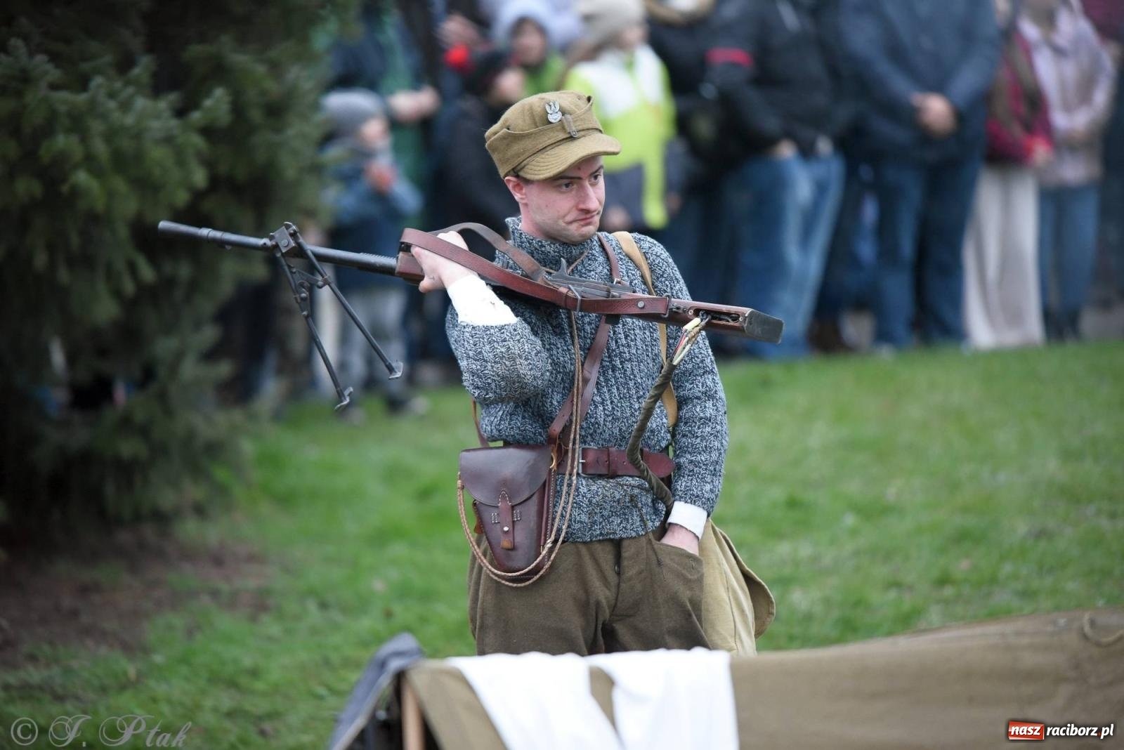 Zdjęcie w galerii na portalu naszraciborz.pl: Racibórz wspominał żołnierzy niezłomnych. Inscenizacja potyczki na pl. Długosza wiadomości z regionu