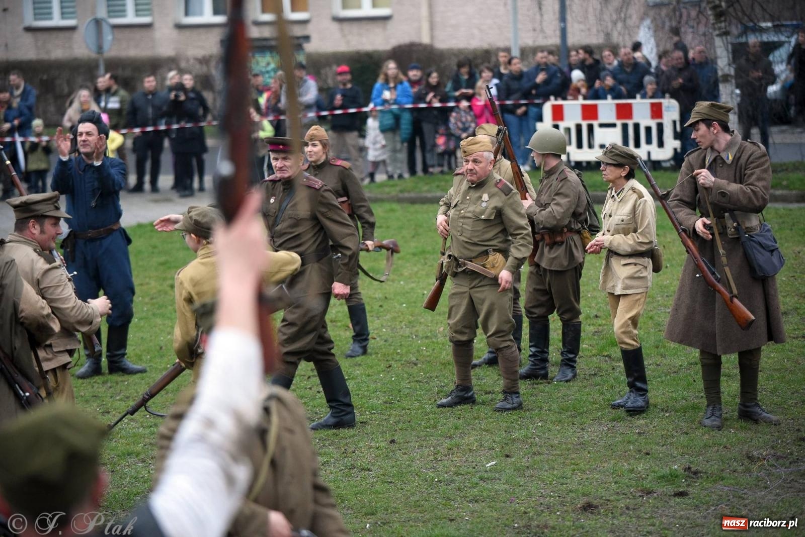 Zdjęcie w galerii na portalu naszraciborz.pl: Racibórz wspominał żołnierzy niezłomnych. Inscenizacja potyczki na pl. Długosza wiadomości z regionu
