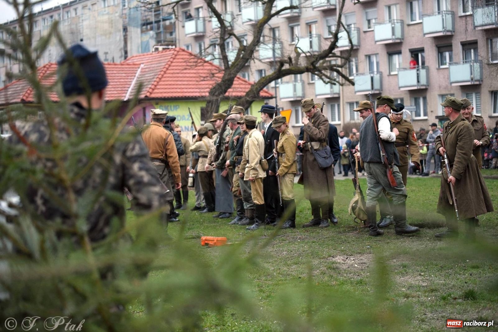 Zdjęcie w galerii na portalu naszraciborz.pl: Racibórz wspominał żołnierzy niezłomnych. Inscenizacja potyczki na pl. Długosza wiadomości z regionu