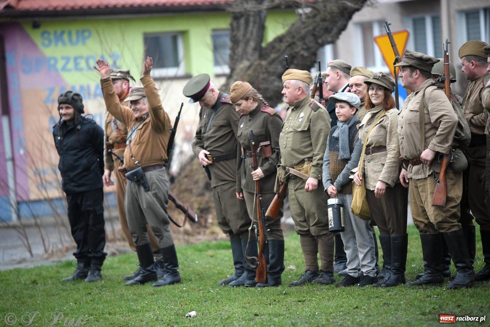 Zdjęcie w galerii na portalu naszraciborz.pl: Racibórz wspominał żołnierzy niezłomnych. Inscenizacja potyczki na pl. Długosza wiadomości z regionu