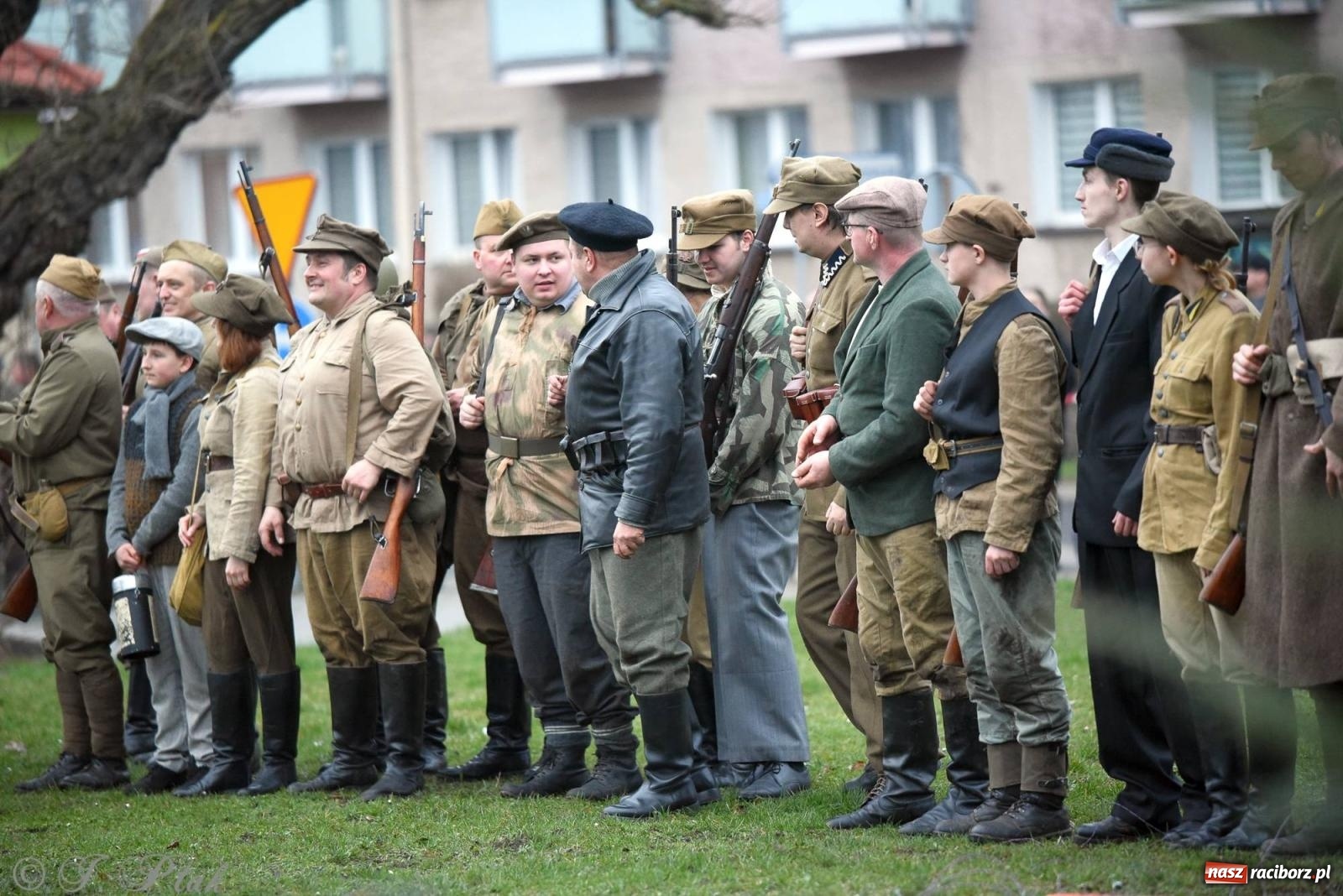 Zdjęcie w galerii na portalu naszraciborz.pl: Racibórz wspominał żołnierzy niezłomnych. Inscenizacja potyczki na pl. Długosza wiadomości z regionu