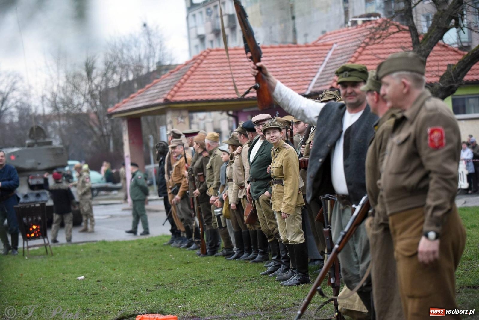 Zdjęcie w galerii na portalu naszraciborz.pl: Racibórz wspominał żołnierzy niezłomnych. Inscenizacja potyczki na pl. Długosza wiadomości z regionu