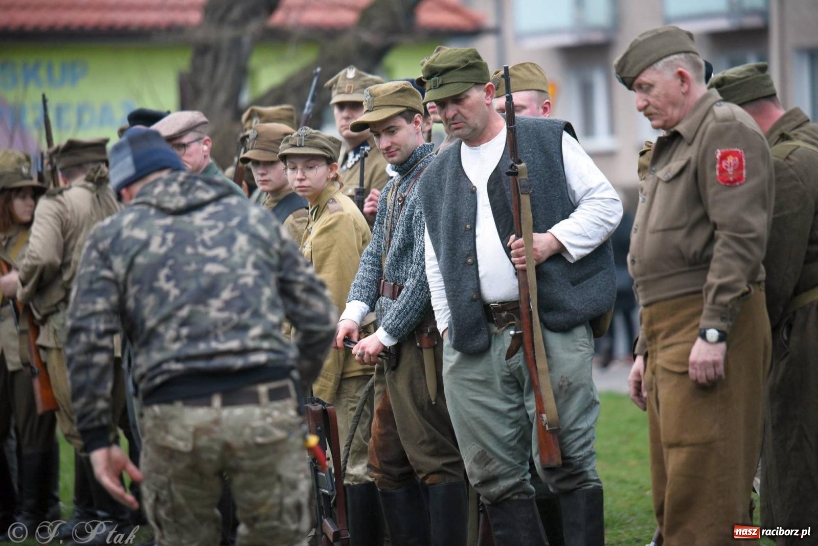 Zdjęcie w galerii na portalu naszraciborz.pl: Racibórz wspominał żołnierzy niezłomnych. Inscenizacja potyczki na pl. Długosza wiadomości z regionu
