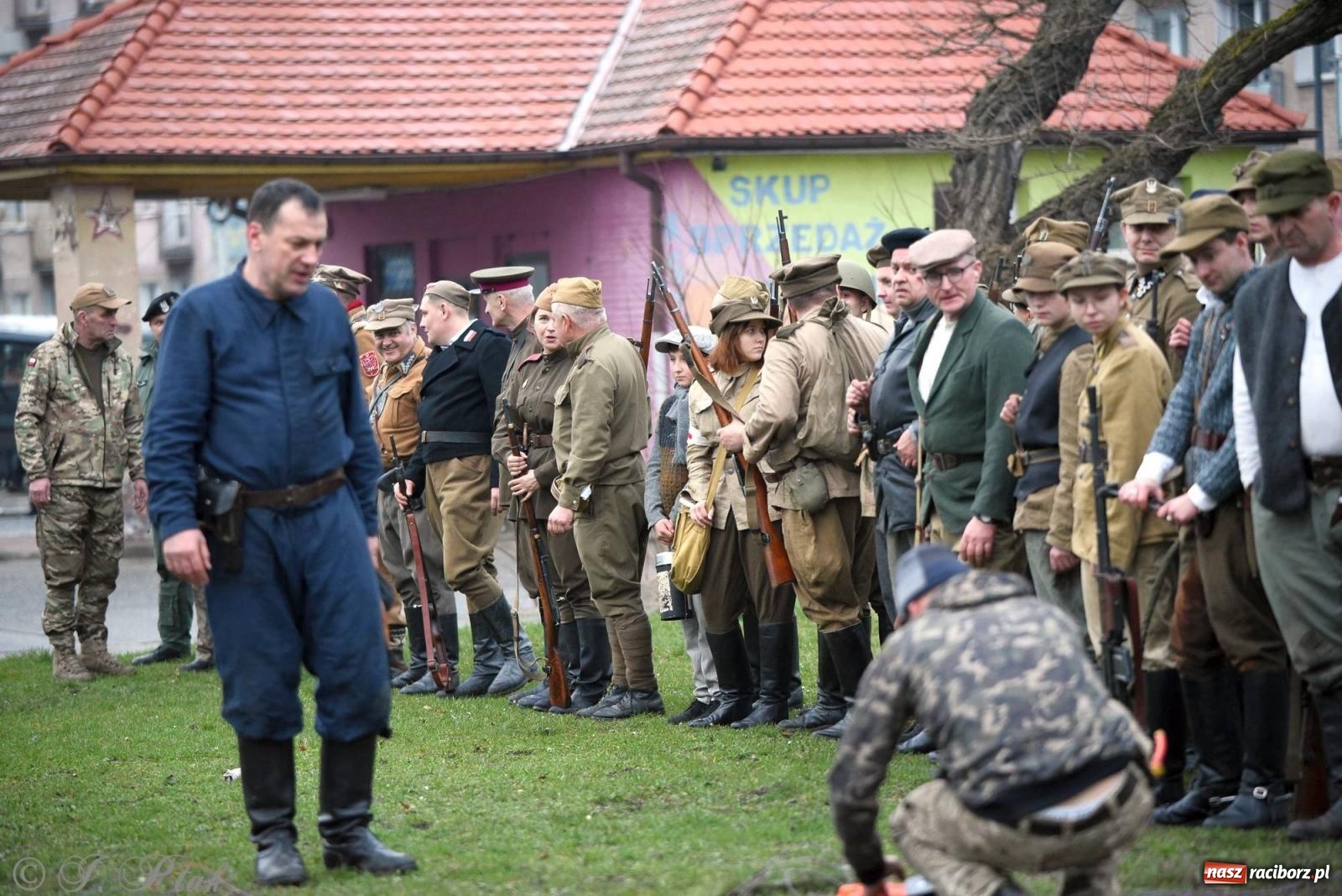Zdjęcie w galerii na portalu naszraciborz.pl: Racibórz wspominał żołnierzy niezłomnych. Inscenizacja potyczki na pl. Długosza wiadomości z regionu
