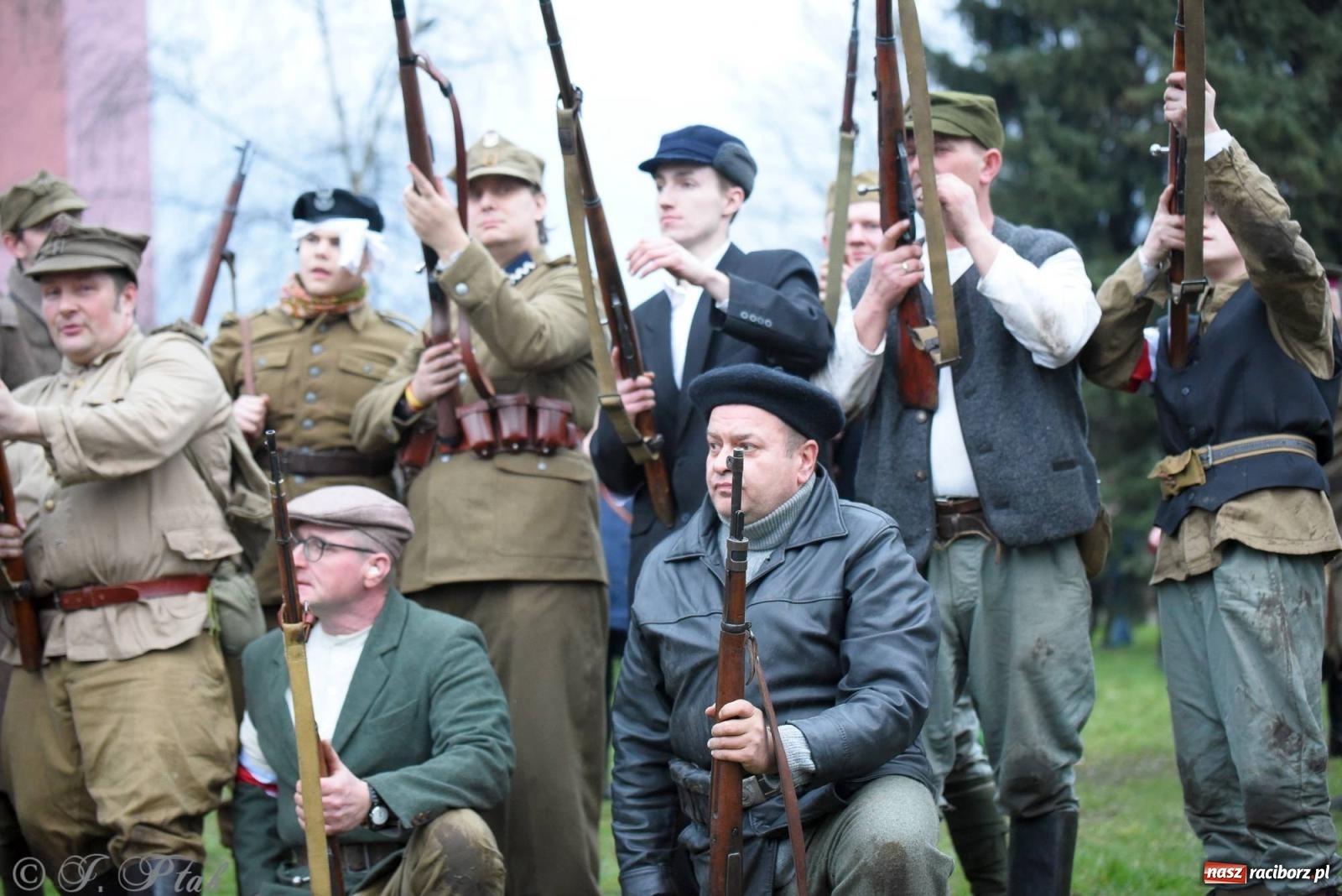 Zdjęcie w galerii na portalu naszraciborz.pl: Racibórz wspominał żołnierzy niezłomnych. Inscenizacja potyczki na pl. Długosza wiadomości z regionu