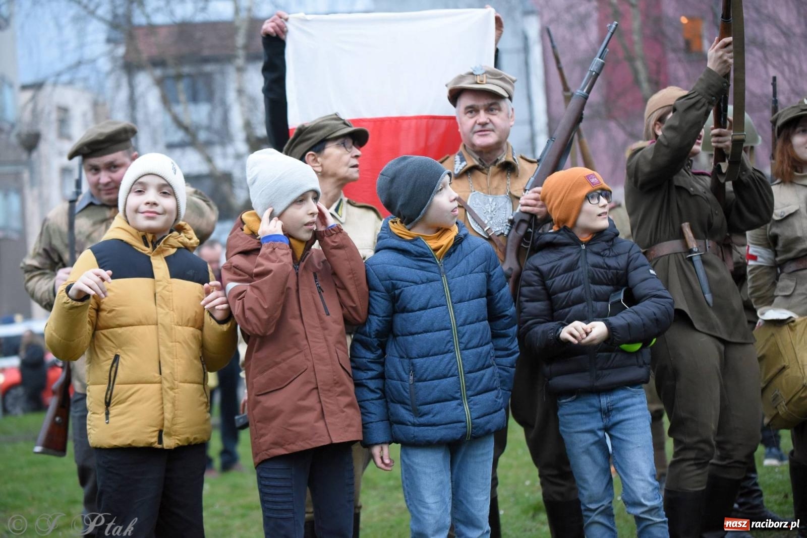 Zdjęcie w galerii na portalu naszraciborz.pl: Racibórz wspominał żołnierzy niezłomnych. Inscenizacja potyczki na pl. Długosza wiadomości z regionu