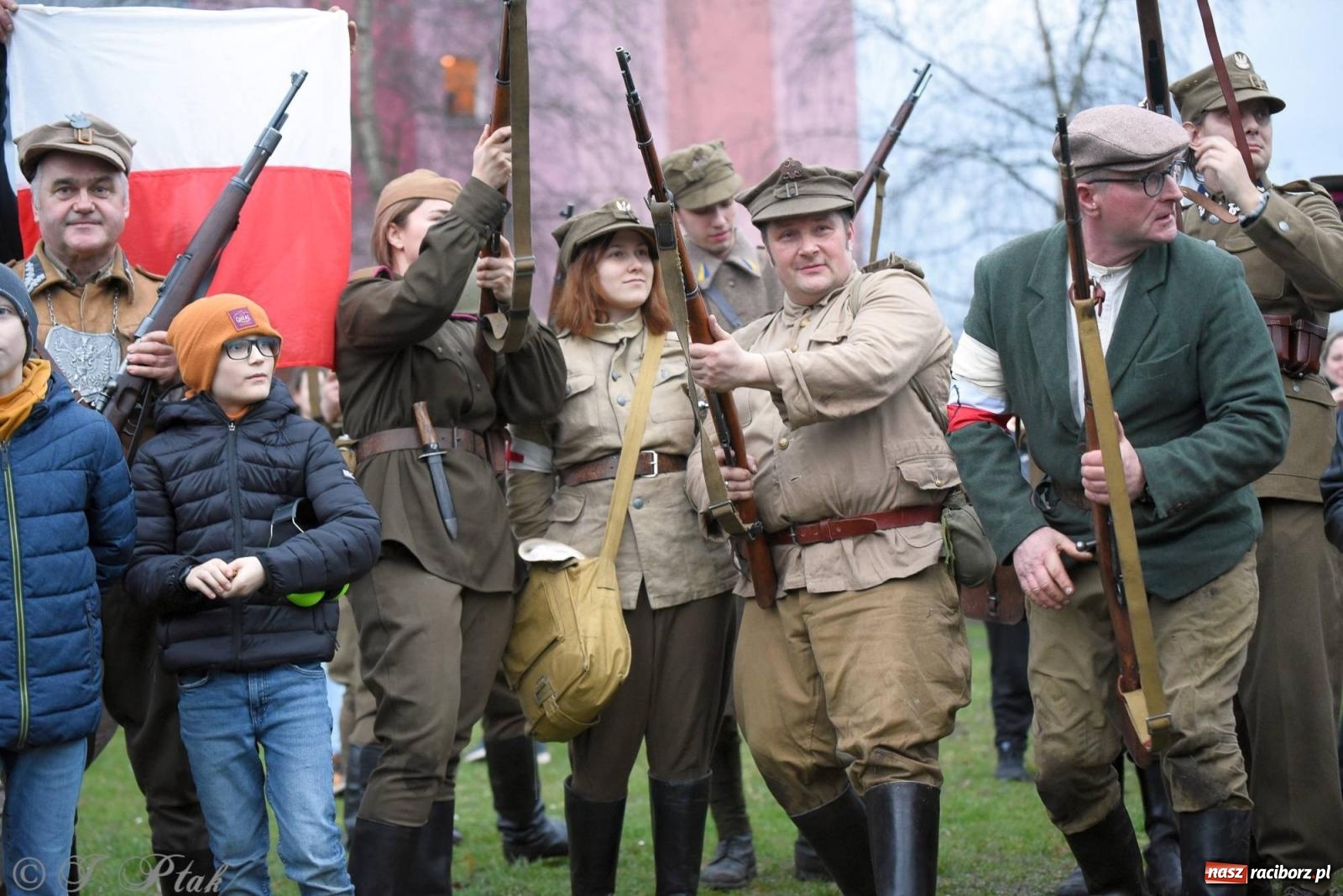 Zdjęcie w galerii na portalu naszraciborz.pl: Racibórz wspominał żołnierzy niezłomnych. Inscenizacja potyczki na pl. Długosza wiadomości z regionu