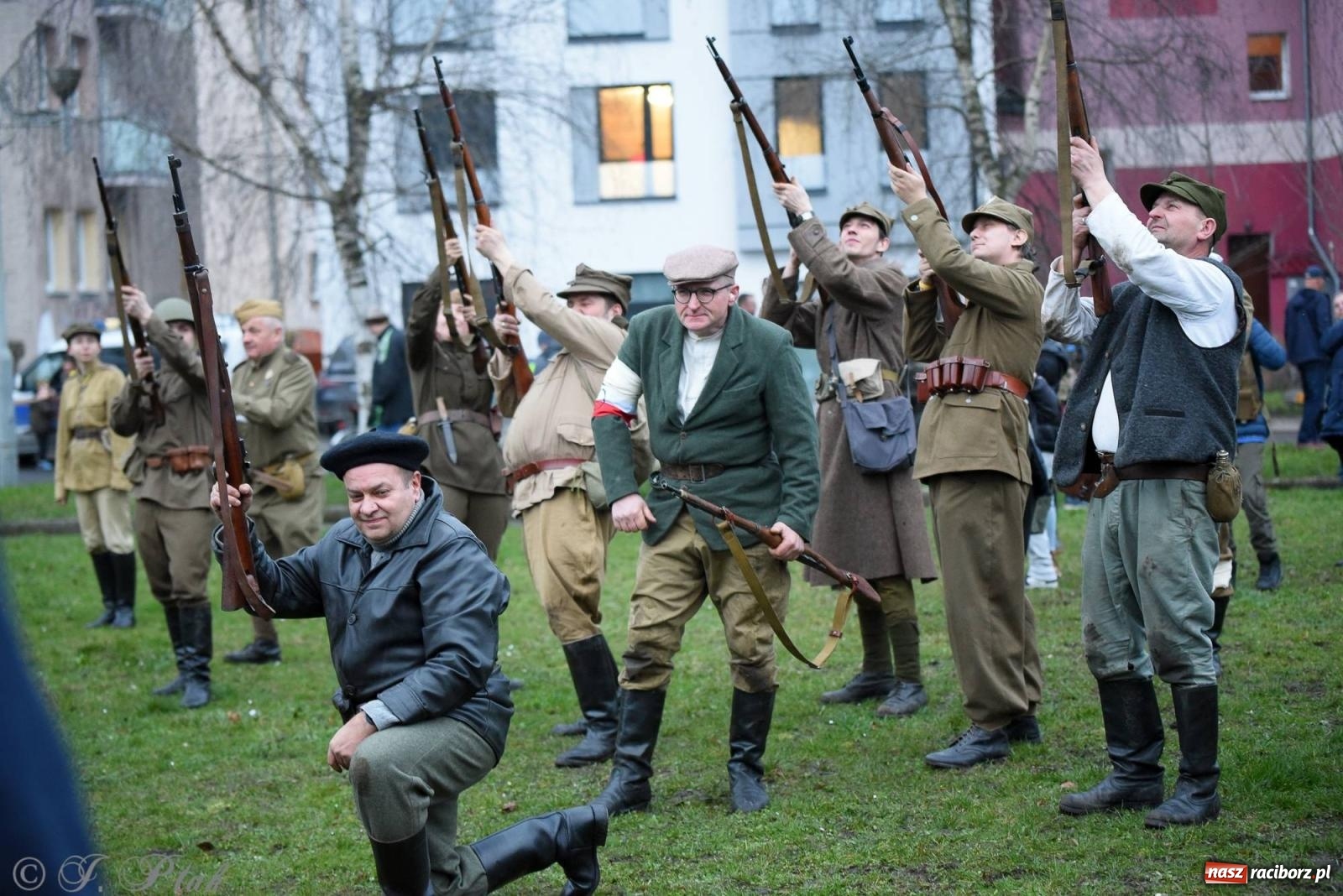 Zdjęcie w galerii na portalu naszraciborz.pl: Racibórz wspominał żołnierzy niezłomnych. Inscenizacja potyczki na pl. Długosza wiadomości z regionu