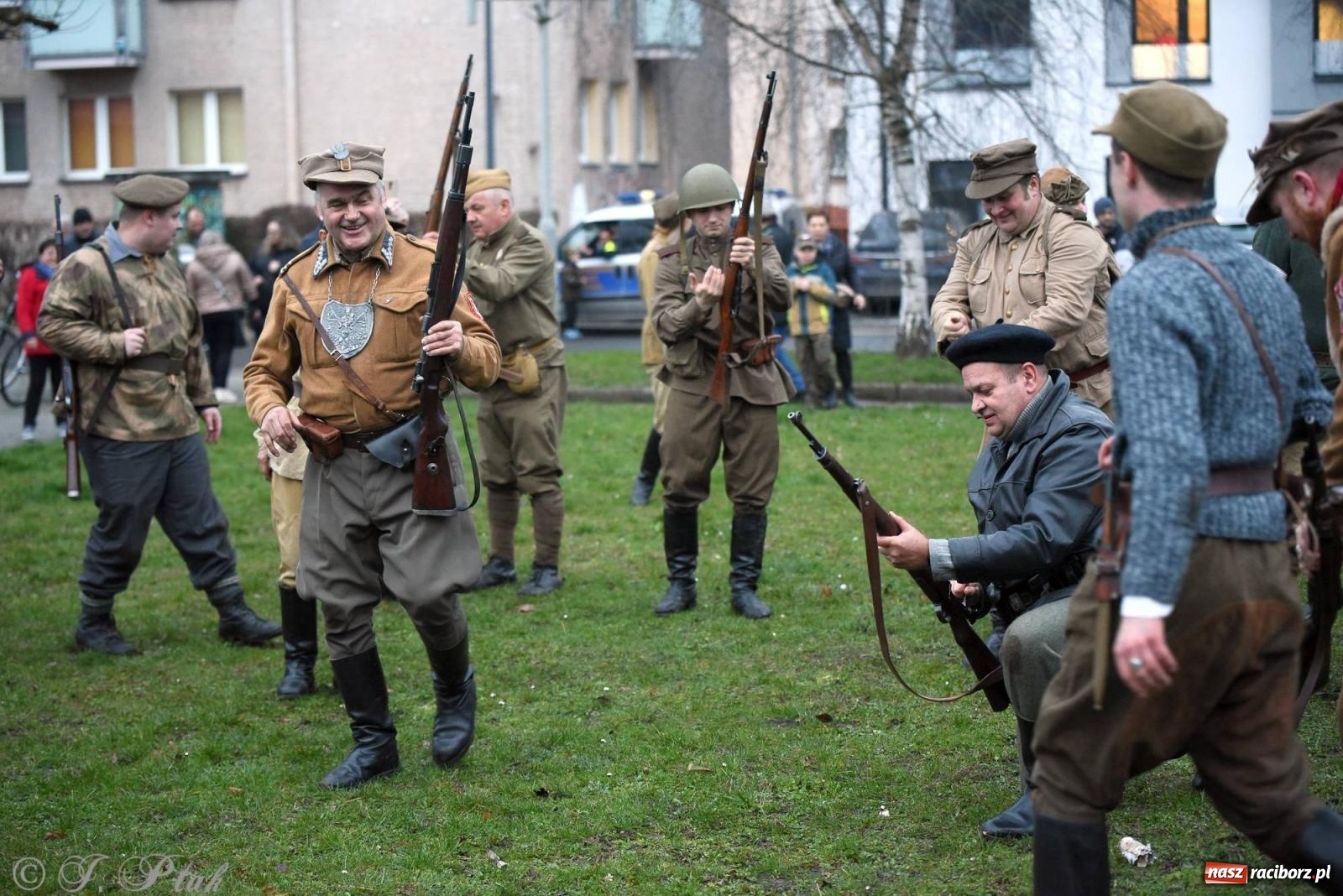 Zdjęcie w galerii na portalu naszraciborz.pl: Racibórz wspominał żołnierzy niezłomnych. Inscenizacja potyczki na pl. Długosza wiadomości z regionu