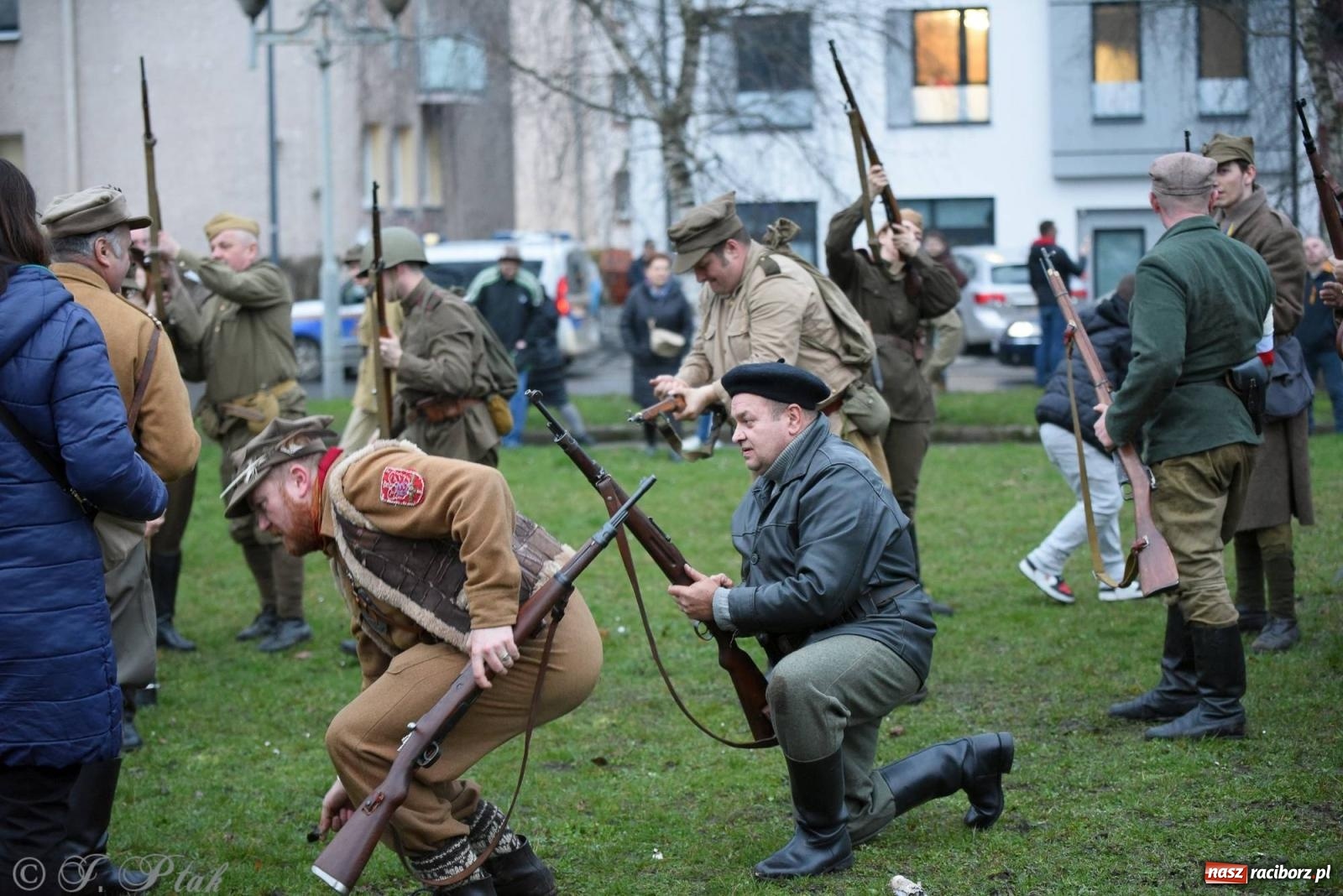 Zdjęcie w galerii na portalu naszraciborz.pl: Racibórz wspominał żołnierzy niezłomnych. Inscenizacja potyczki na pl. Długosza wiadomości z regionu