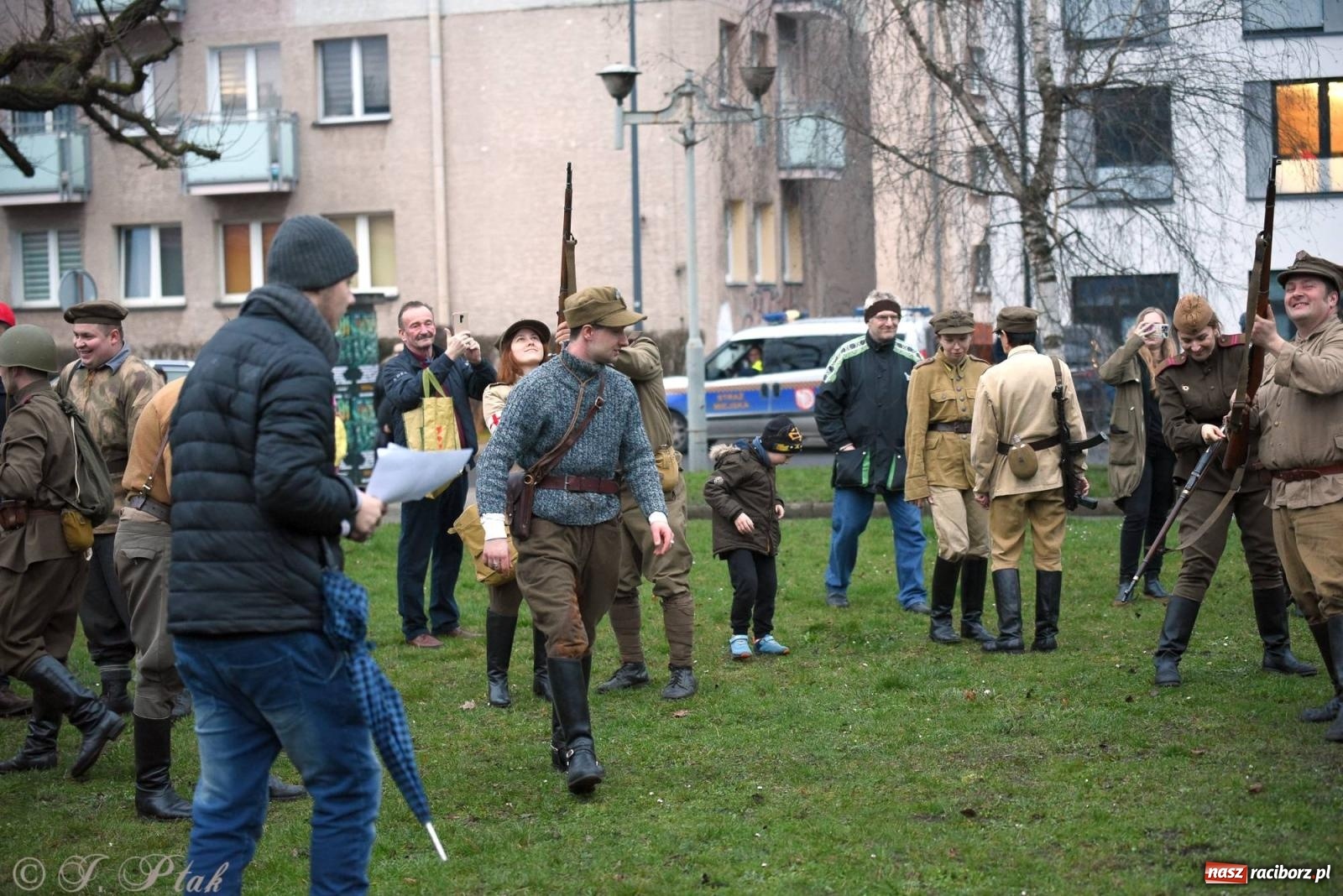 Zdjęcie w galerii na portalu naszraciborz.pl: Racibórz wspominał żołnierzy niezłomnych. Inscenizacja potyczki na pl. Długosza wiadomości z regionu