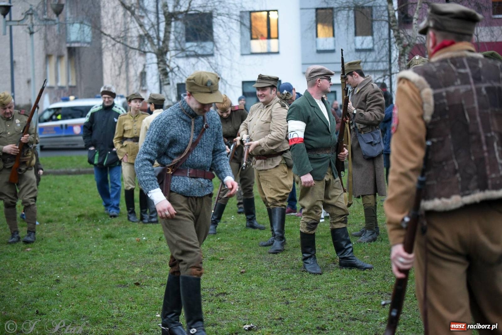 Zdjęcie w galerii na portalu naszraciborz.pl: Racibórz wspominał żołnierzy niezłomnych. Inscenizacja potyczki na pl. Długosza wiadomości z regionu