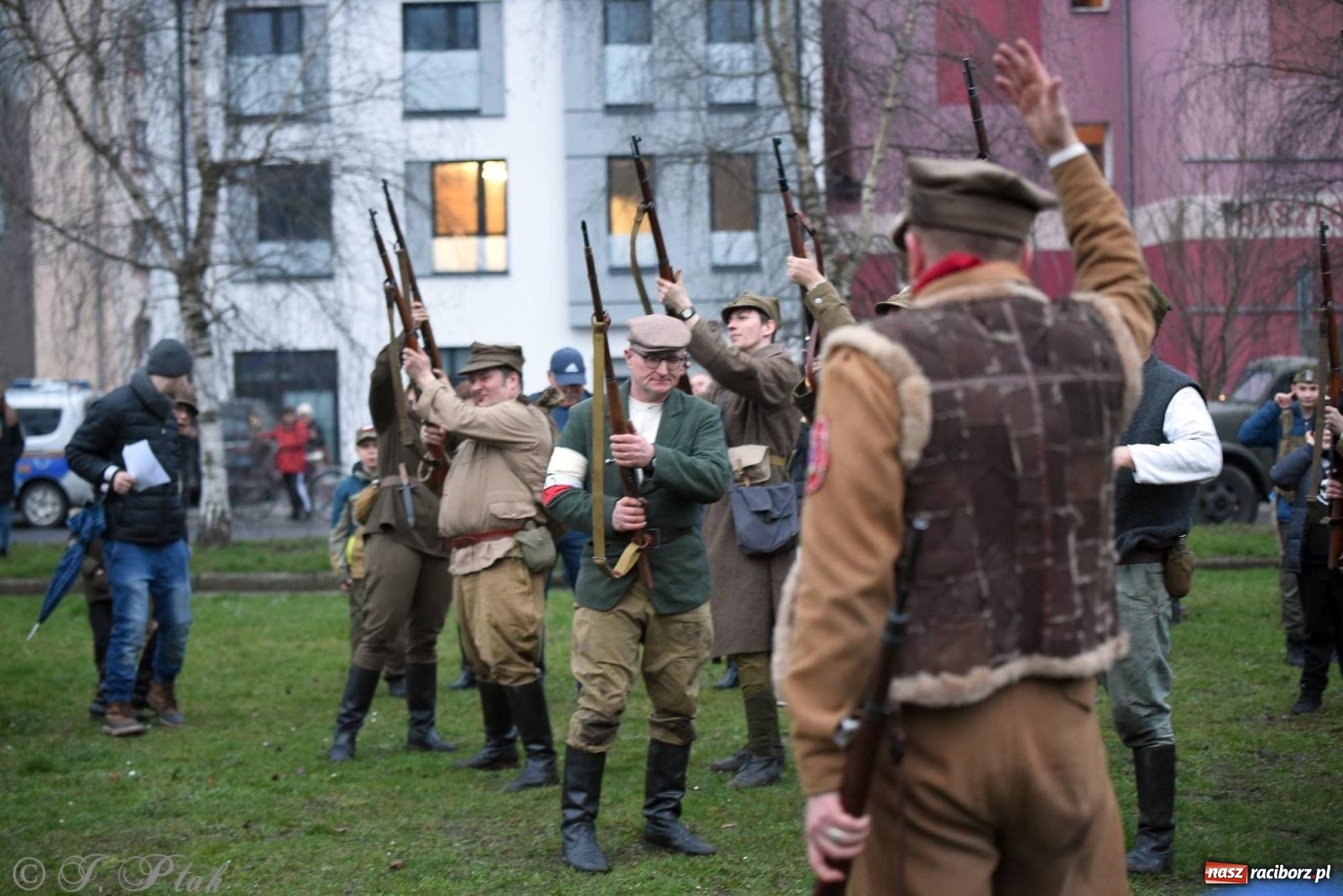 Zdjęcie w galerii na portalu naszraciborz.pl: Racibórz wspominał żołnierzy niezłomnych. Inscenizacja potyczki na pl. Długosza wiadomości z regionu