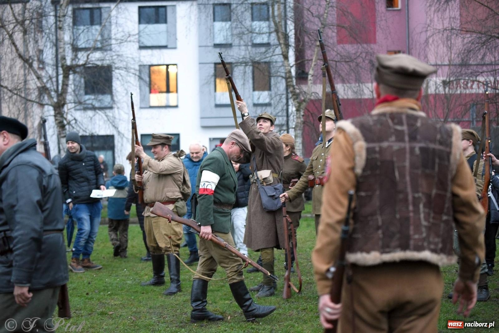 Zdjęcie w galerii na portalu naszraciborz.pl: Racibórz wspominał żołnierzy niezłomnych. Inscenizacja potyczki na pl. Długosza wiadomości z regionu