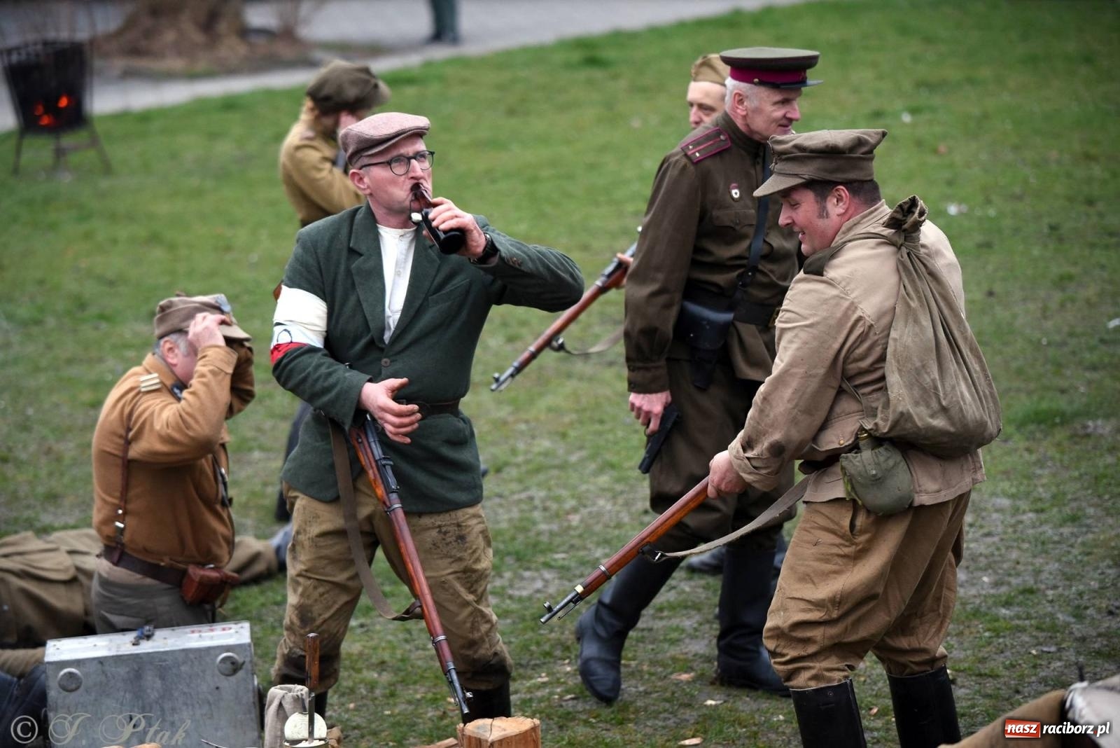 Zdjęcie w galerii na portalu naszraciborz.pl: Racibórz wspominał żołnierzy niezłomnych. Inscenizacja potyczki na pl. Długosza wiadomości z regionu