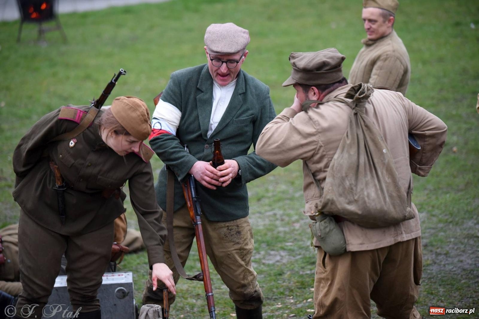 Zdjęcie w galerii na portalu naszraciborz.pl: Racibórz wspominał żołnierzy niezłomnych. Inscenizacja potyczki na pl. Długosza wiadomości z regionu