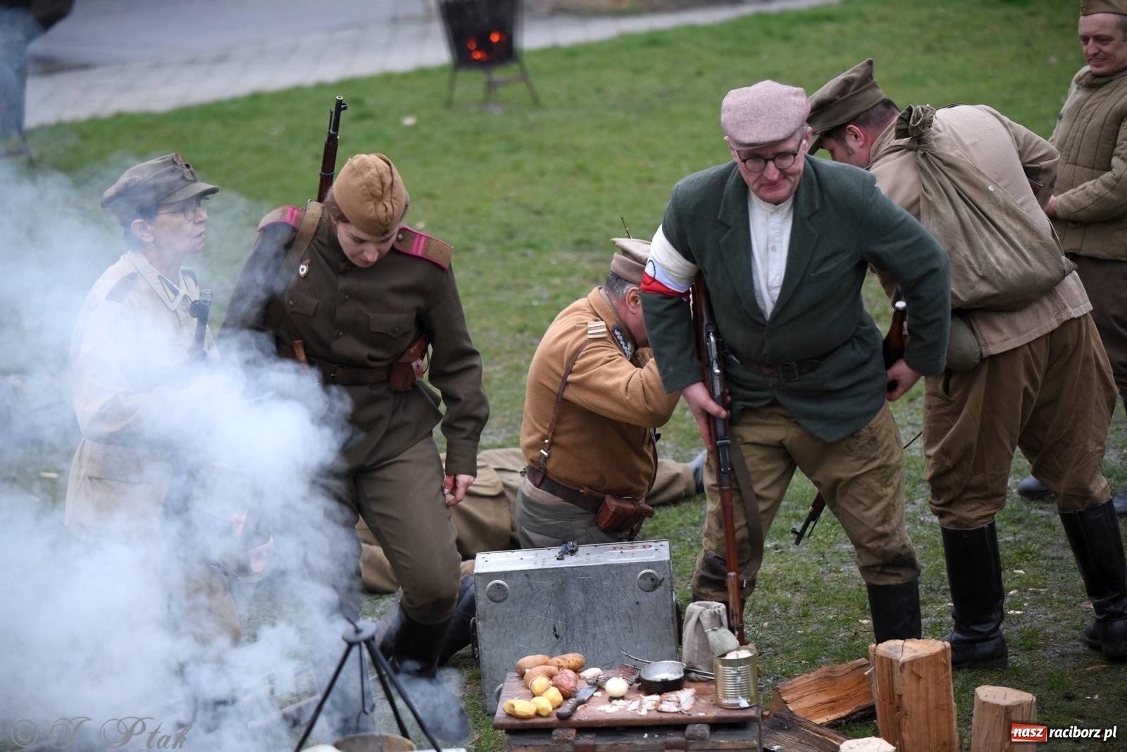 Zdjęcie w galerii na portalu naszraciborz.pl: Racibórz wspominał żołnierzy niezłomnych. Inscenizacja potyczki na pl. Długosza wiadomości z regionu