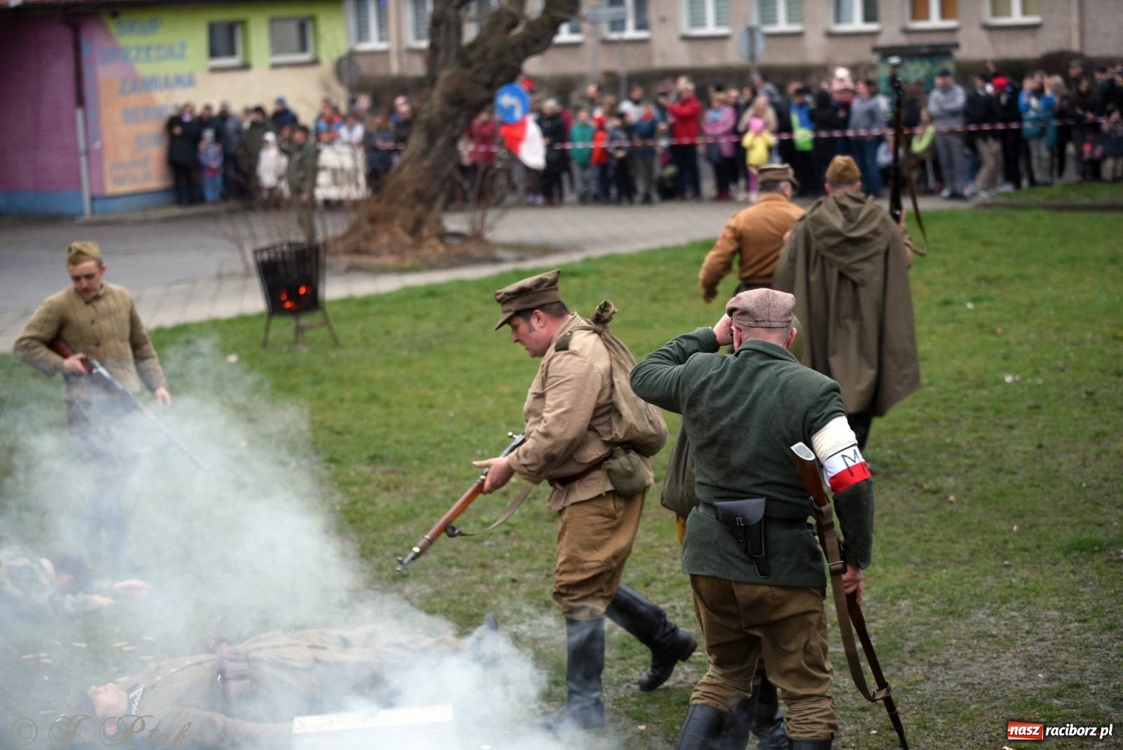 Zdjęcie w galerii na portalu naszraciborz.pl: Racibórz wspominał żołnierzy niezłomnych. Inscenizacja potyczki na pl. Długosza wiadomości z regionu