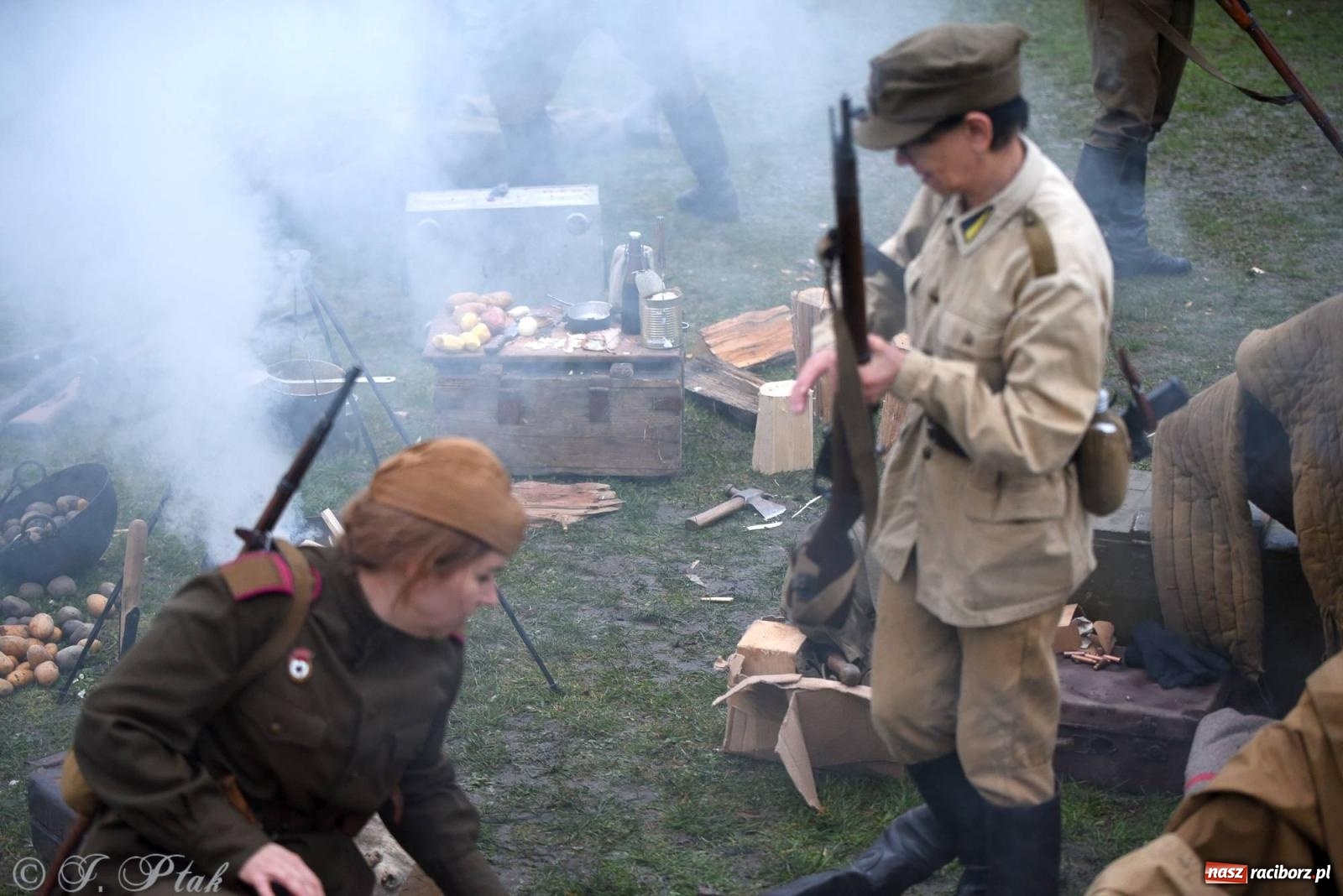 Zdjęcie w galerii na portalu naszraciborz.pl: Racibórz wspominał żołnierzy niezłomnych. Inscenizacja potyczki na pl. Długosza wiadomości z regionu